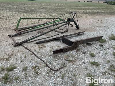 combine feederhouse lifting booms