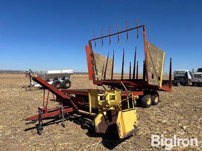New Holland 1033 Stackliner Bale Wagon