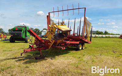 New Holland 1033 Pull-Type Accumulator Bale Wagon