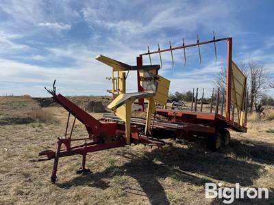 New Holland 1037 Pull-Type Stack Wagon