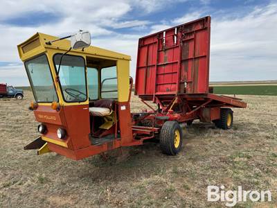 New Holland 1049 Self-Propelled Bale Stacker