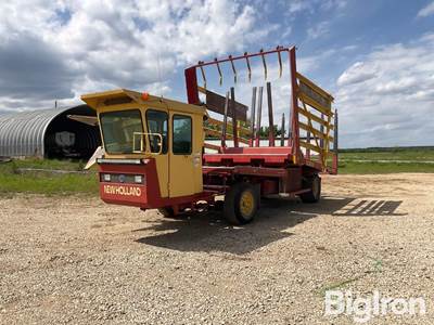 New Holland 1089 Stack Cruiser Self-Propelled Automatic Bale Wagon