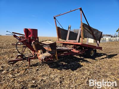 New Holland Stackliner 1010 Small Square Bale Stacker/Wagon