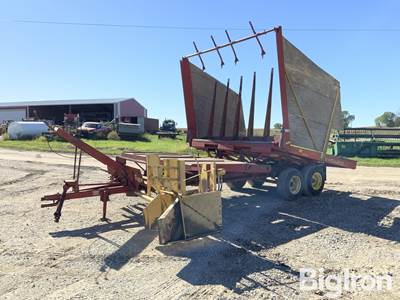 New Holland Stackliner 1034 Automatic Bale Wagon