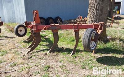 International 10 7-Shank V-Ripper