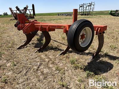 International 518 7-Shank V-Ripper
