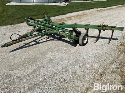 John Deere 915 11-Knife V-Ripper w/Caddy