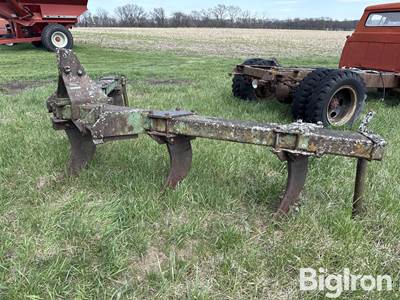 John Deere E0090 5 Shank 3-Pt V-Ripper