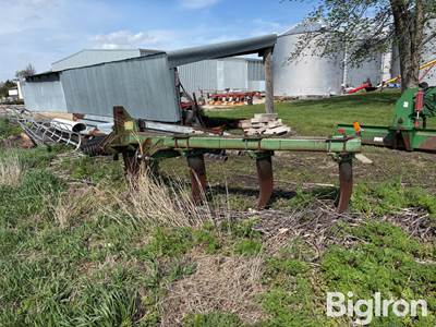 John Deere E0900 7 Shank V Ripper