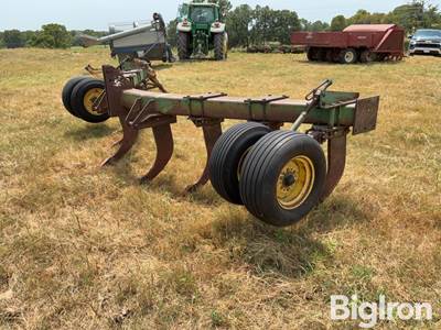 John Deere E0900 13ft 3-Pt 8-Shank V-Ripper