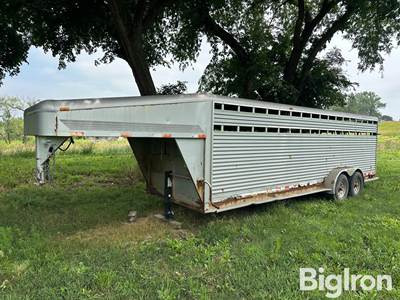 2004 Featherlite 6824 T/A Livestock Trailer