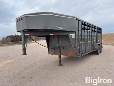 1999 Titan 7x20 T/A Gooseneck Livestock Trailer