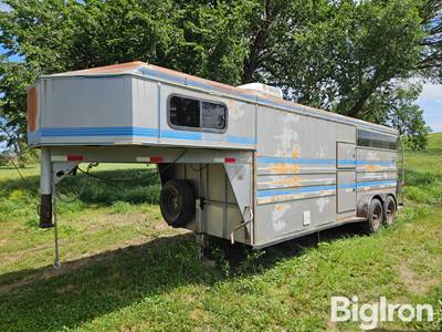1997 Titan 2 Horse T/A Gooseneck Trailer w/Living Qtrs