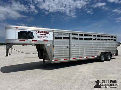 2016 Universal 24' Gooseneck Livestock Trailer