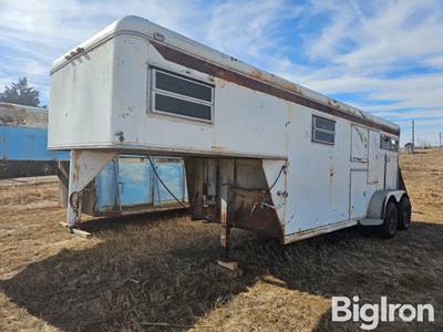 T/A 2 Horse Trailer w/Living Quarter