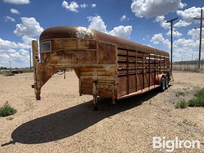 32' T/A Gooseneck Livestock Trailer