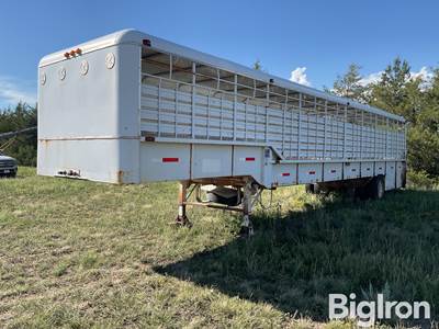 2002 Gooseneck S/A Ground Load Livestock Trailer