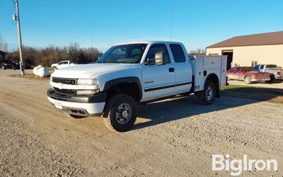 2002 Chevrolet Silverado 2500 HD 4x4 Extended Cab Utility Truck w/CM Bed