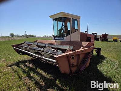 Hesston 6600 Self-Propelled Windrower