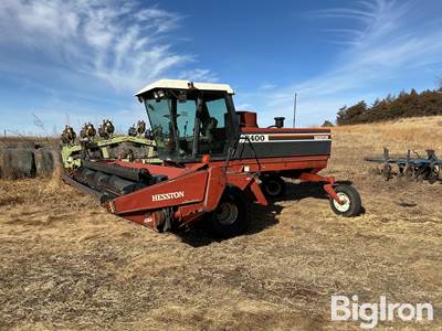 1995 Hesston 8400 Self-Propelled Windrower & Head