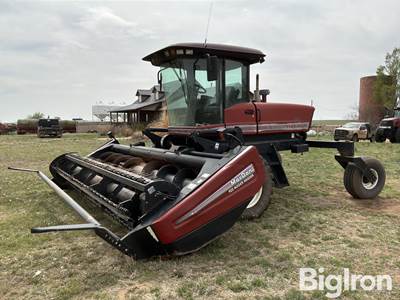2004 MacDon 2952i Self-Propelled swather