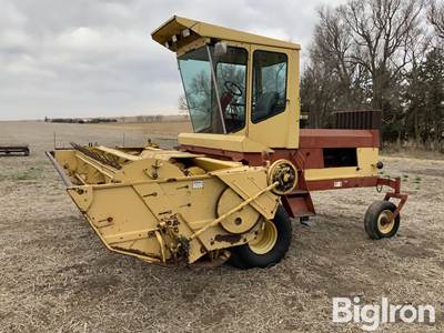 New Holland 1112 Self-Propelled Windrower