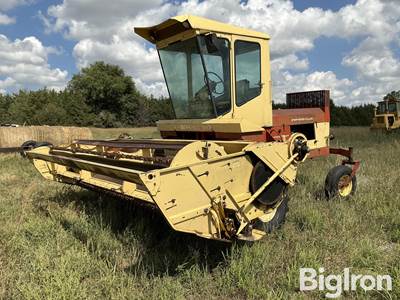 New Holland 1112 Self-Propelled Windrower