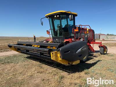 2005 New Holland HW305 Self-Propelled Windrower