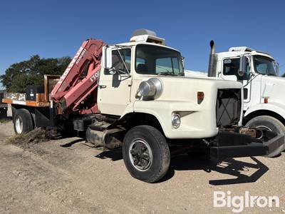 1988 Ford LS-8000 Heavy-Duty Flatbed Crane S/A Truck