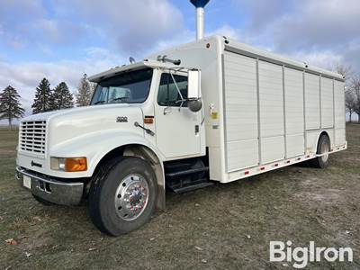 2000 International 4900 S/A Beverage Truck