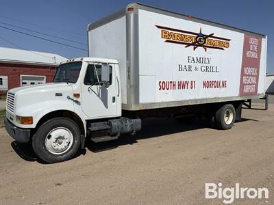 2000 International 4900 S/A 24’ Dry Van Box Truck