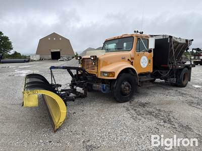 2000 International 4900 4x2 S/A Plow Truck