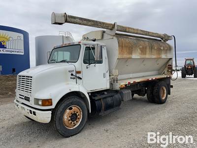 2001 International 8100 S/A Feed Truck