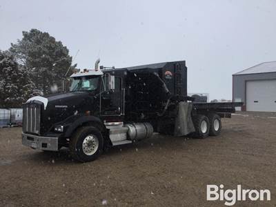2005 Kenworth T800B T/A Truck w/EZ Ration Bale Processing Bed