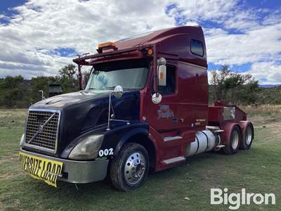 2007 Volvo VNL T/A Toter Truck