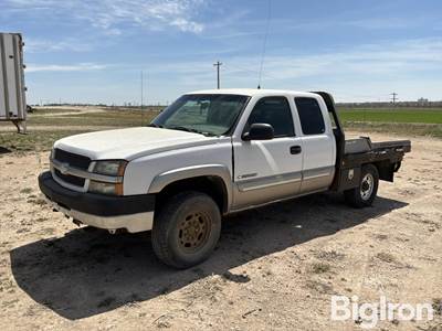2003 Chevrolet 2500HD Pickup w/Bale bed