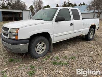 2004 Chevrolet Silverado 1500 4x4 Extended Cab Pickup