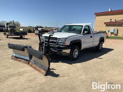 2004 Chevrolet 2500 Silverado 4x4 Pickup w/Snow Plow