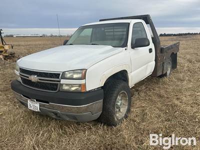 2005 Chevrolet Silverado 2500 HD 4x4 Flatbed Pickup
