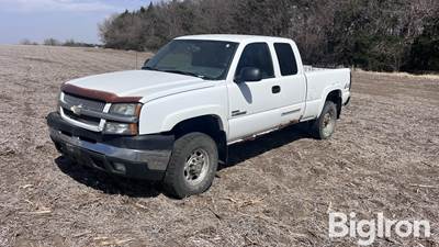 2004 Chevrolet Silverado K2500 HD 4x4 Extended Cab Pickup
