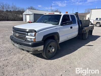 2005 Chevrolet Silverado K3500 4x4 Flatbed Pickup