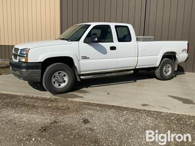 2004 Chevrolet Silverado LS K3500 4x4 Extended Cab Pickup