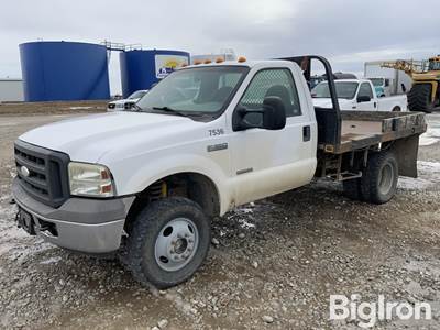 2005 Ford F350 XL Super Duty 4X4 Flatbed Pickup