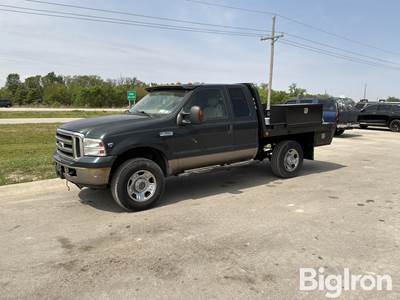 2006 Ford F350 XLT Super Duty 4X4 Extended Cab Flatbed Pickup