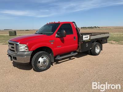2005 Ford F350 Super Duty Harley Davidson Edition 4WD Flatbed Pickup