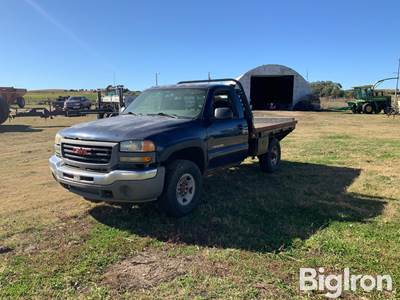 2006 GMC Sierra 2500 HD 4x4 Flatbed Pickup