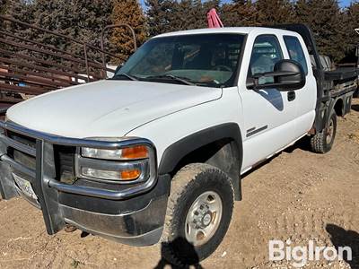 2002 GMC Sierra 2500 HD 4x4 Extended Cab Flatbed Pickup