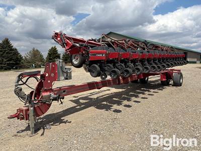 Case IH 1200 16 Row Pivot Planter
