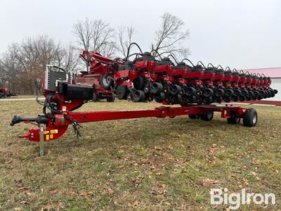 2013 Case IH 1245 16R30"/31R15" Early Riser Pivot Fold Planter