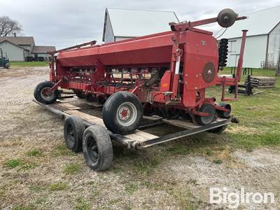 Case International 5400 15” Soybean Special 3-Pt Spacing Drill on Implement Trailer
